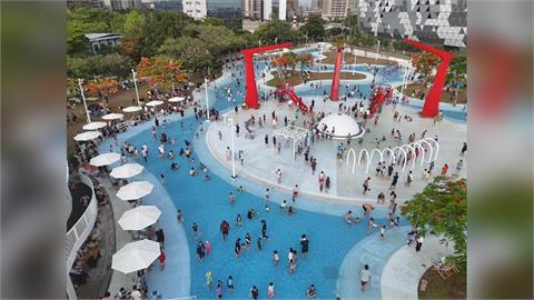 星光水岸公園戲水區開幕 首日湧入1.6萬人次體驗港灣戲水樂趣