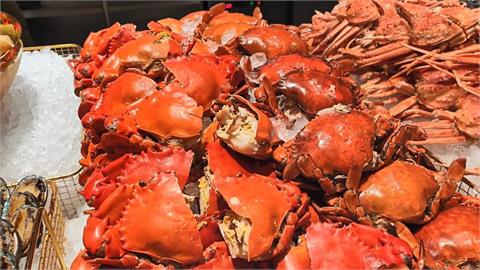 2026年衝吃到飽「嗑10隻這海鮮」老闆疑虧錢泛淚！內行曝真相：吃2公斤再來說