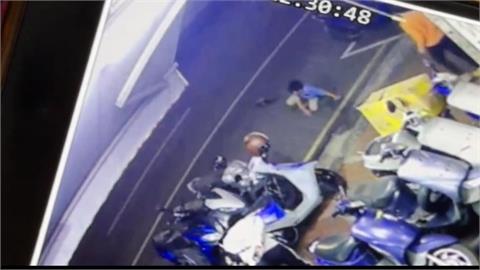 10歲男童玩板摔倒「滑板衝車道」　騎士急煞躲避釀後車連環撞