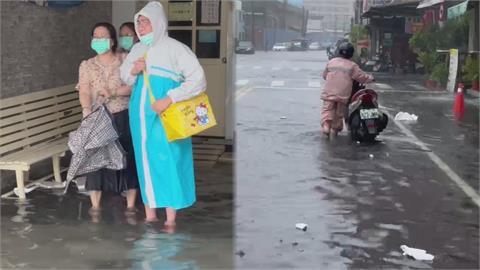 大潮又碰強颱！旗津大街海水倒灌成汪洋　機車騎水路險變「水上摩托車」