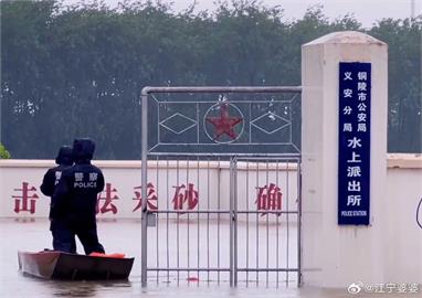 一「雨」成讖！連日暴雨...「水上派出所」員警真的划船上班