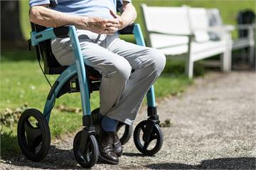 禁不起摔一跤！只顧骨密度不夠   「骨鬆性肌少症」風險飆升