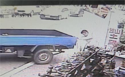 重機衝撞小貨車竟倒退嚕衝向店家 車主緊急徒手擋下!