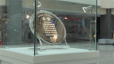 2奈米晶片試產成功　魏哲家贈送晶片給高雄市政府