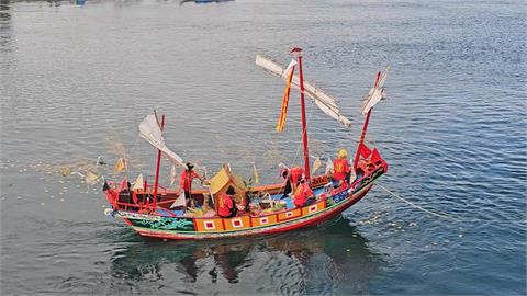 和平島王爺「海上遊江」祈福落幕　郵輪基隆港相會百年王船