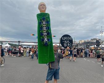 快新聞／基隆中元祭「拆樑小蜜蜂機動宣講」　民眾自創「草皮市長」吸睛