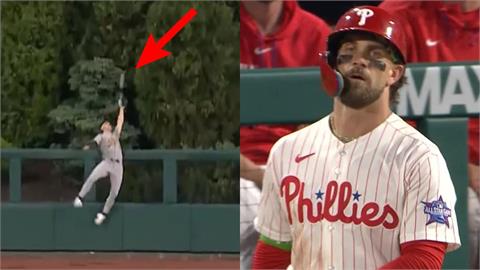 MLB(影)／全場幾乎都被騙！運動家外野「偽搶劫」戲耍費城人重砲哈波單場雙響