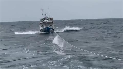 屏東籍漁船東沙島外海失去動力　強風巨浪！海巡歷時５天拖行救回