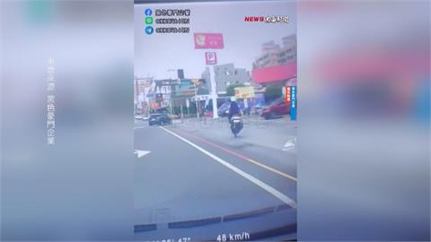 機車「翹孤輪」跳一下　騎士險摔畫面瘋傳
