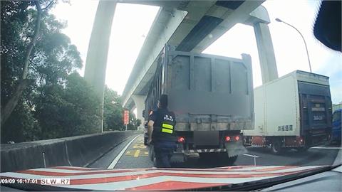 快新聞／疑超載拒檢！聯結車不甩警方拔槍逃逸　恐挨罰16.8萬、扣照