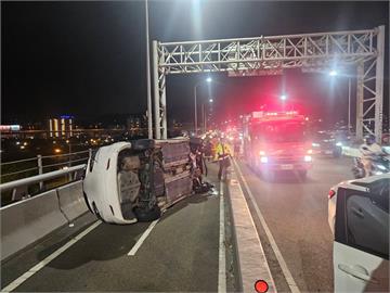 快新聞／新北成蘆橋自撞翻車擋機車道！　警將開罰、扣牌吊照