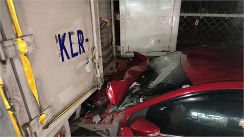 驚悚車禍！鶯歌貨車卸貨到一半「轎車猛撞」　物流駕駛「當場斷腿」
