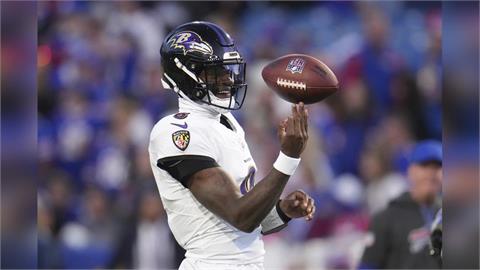 NFL(影)／球迷故意拍打頭盔惹惱球員！　烏鴉隊明星四分衛不爽爆衝突