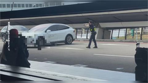 航警包抄特斯拉連轟8槍　桃機傳槍響因為「這件事」
