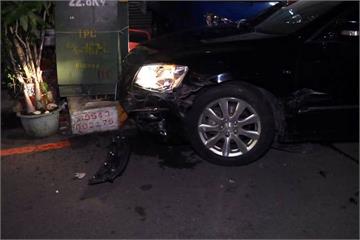 情侶開車跨區販毒 遇警盤查衝撞警車逃逸