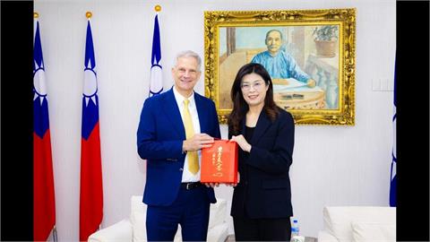 鄭麗文積極會面外國使節 中常委何鷹鹭勤跑中國大談統一