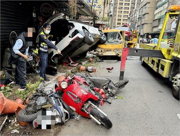 轎車突加速連環撞！撞飛機車騎士　汽車「懸掛45度」爬上車頂