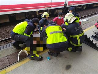 快新聞／羅東車站旅客疑似「墜軌」 遭進站普悠瑪撞上卡車底