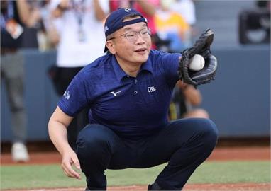快新聞／二階連署有奧步！志工穿「蔡其昌背心」騙連署　他開心簽下去懊悔不已