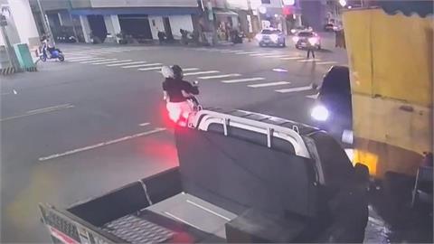 砲彈式逆向暴衝撞 駕駛撞死機車騎士 驚悚畫面曝