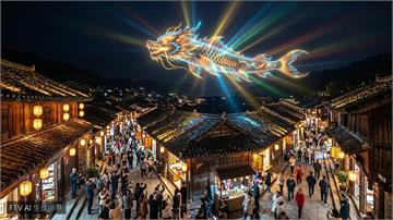 15公尺巨型鰲魚騰空　四川成都古鎮夜遊晚會吸睛