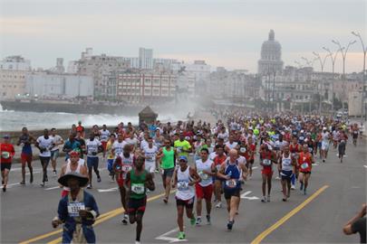 馬拉巴納馬拉松賽　三千跑者哈瓦那出發飽攬名勝.古巴美景