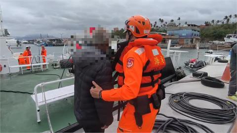 台東富岡漁港外海6公里漁船翻覆　3人落海「泡水2小時」