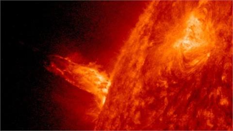 太陽「日冕物質噴發」活躍！鄭明典：還好方向沒正對地球