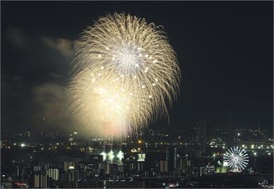 東京「足立花火大會」睽違4年登場　上廁所排長龍、跨越柵欄亂象多
