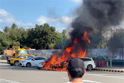 快新聞／中山高泰安休息站「小客車莫名自燃」！　駭人畫面曝光了
