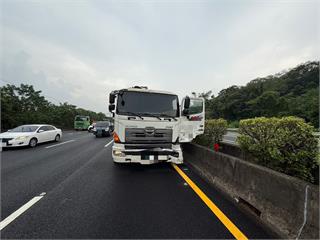 【有片】驚險！國3大溪貨車爆胎失控偏移 自小客遭撞凹1人送醫