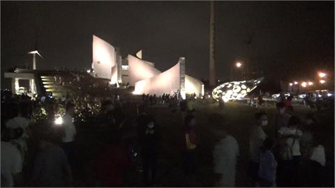 點亮白色海豚屋！　五彩燈光秀成西濱公路夜晚明珠