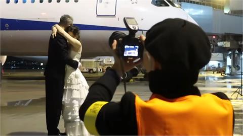 全日本唯一！包下國際機場拍世紀婚紗　「與飛機超近距離」震撼畫面網讚翻