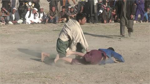阿富汗每週五比摔角 塔利班成員也來看