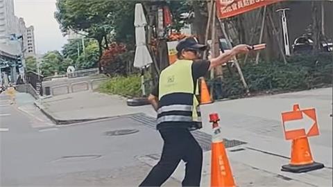 魔性指揮員!手舞足蹈導引車輛進停車場　網讚：超敬業