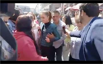 墨西哥總統遭襲!醉男當街強吻襲胸 隨扈竟還在滑手機