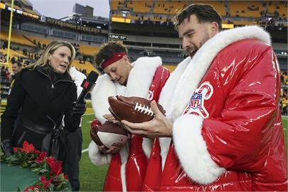 NFL(影)／泰勒絲男友耶誕大戰獲勝後　不顧身材大啖美味美式足球蛋糕