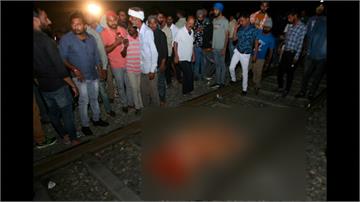 印度火車高速衝撞人群 至少60死50傷