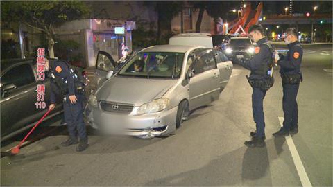 板橋街頭凌晨驚爆3車追逐　車主自撞爆胎棄車　惡煞追上砸爛