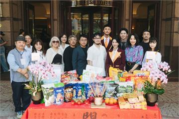李國毅、邵雨薇、施柏宇組「飯店三劍客」首合體　重返80年代港都