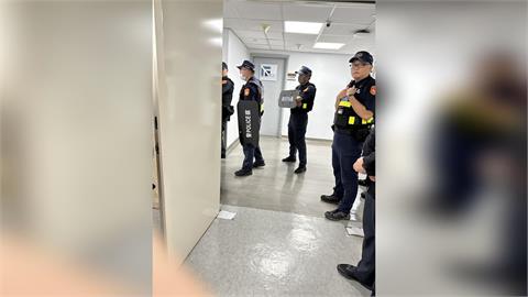 桃園機場驚爆挾持案！警方火速出動了