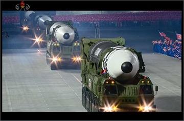 北朝鮮閱兵秀飛彈 超大尺寸國際關注