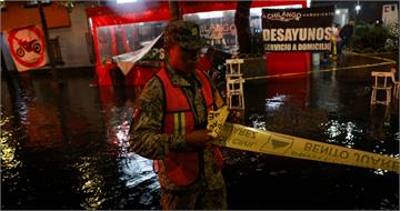 墨西哥豪雨癱瘓空陸交通　141處積水災點癱瘓中樞