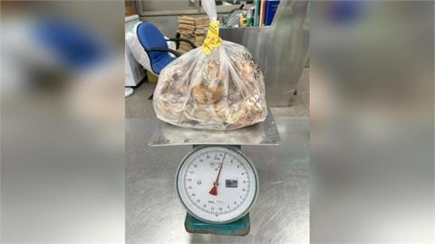 快新聞／行李偷藏6肉鬆麵包被抓！　中客辯「可現場吃掉」拒繳20萬、遭遣返出境