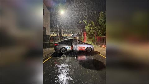 新竹市太原路地下道淹水！閘門遙控器故障　保全車「打橫」示警