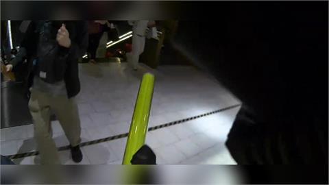 快新聞/員警緊急衝入誠品內追凶畫面曝光「手還拿著指揮交通棒」