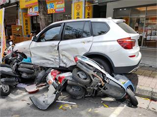 快新聞／高雄婦女連撞2台車 煞不住...直撞18台機車「保齡球式全倒」