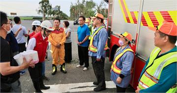 丹娜絲重創嘉義！陳其邁火速馳援「16車98人還現身慰勞隊伍」　黃敏惠淚擁：他第一個打來