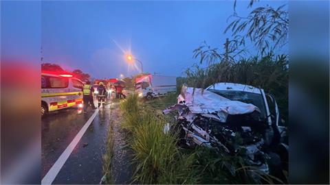 最新／花蓮台9線「小貨車撞對向」釀母子雙亡悲劇　車體嚴重變形畫面曝