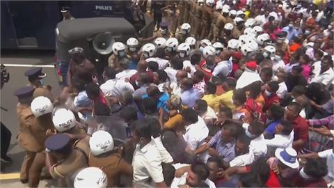 斯里蘭卡示威動亂至少3死　總理宣布下台